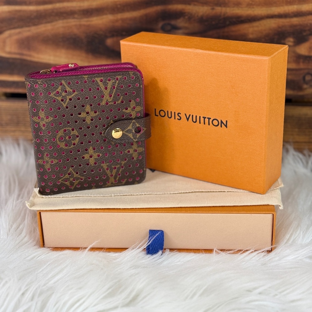 *** SOLD ***
Louis Vuitton Monogram Canvas Perforated
Wallet Fuchsia - Picture 2 of 10